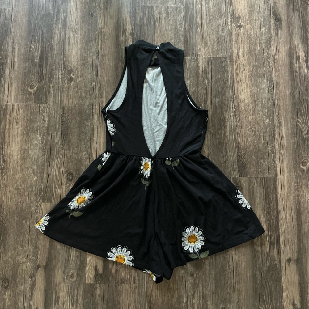 Forever 21 Open Back Daisy Romper - Picture 3 of 3